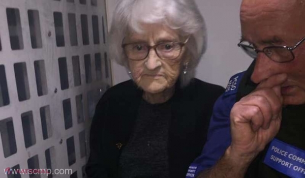 Marea Britanie // Polițiștii i-au îndeplinit o ultimă dorință: Au arestat-o la 93 de ani