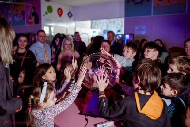 „Călătorie în timp”, expoziție organizată în premieră la Chișinău: Vizitatorii au posibilitatea de a experimenta iluzii optice și mașini inedite, create în R. Moldova
