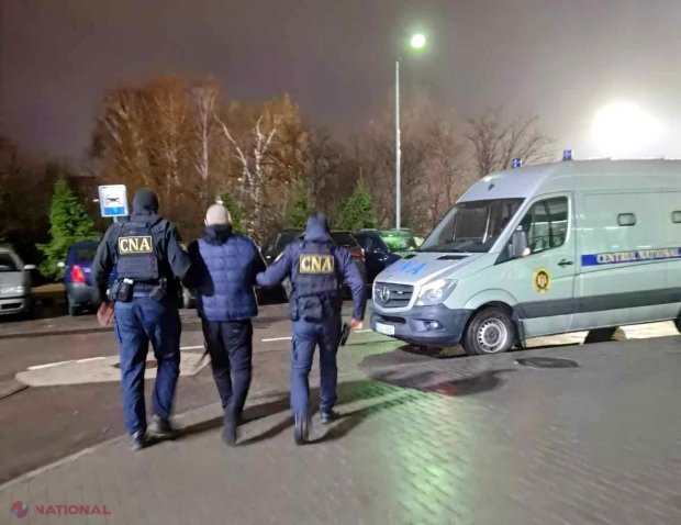 Un inculpat cercetat într-un dosar de spălare de bani, extrădat din Țările de Jos.Bărbatul a fost încătușat la Aeroportul Internațional Chișinău