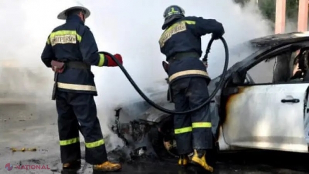 Două mașini, cuprinse de flăcări în Chișinău