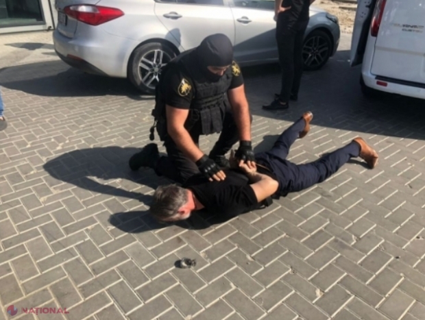 VIDEO // Nici alarma de la mașină nu mai reprezintă impediment pentru HOȚI: Scanau dispozitivele pentru a le deschide „fără gălăgie” și luau tot ce găseau în automobile