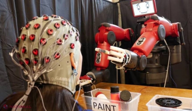 VIDEO // Invenţie inedită: un robot poate fi controlat doar cu ajutorul gândurilor 