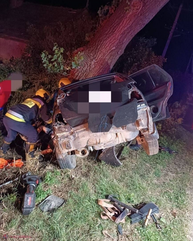 Teribilismul i-a costat viața. Doi minori de 15 ani au DECEDAT, iar altul de 13 ani a fost rănit grav, după ce s-au tamponat cu mașina într-un copac