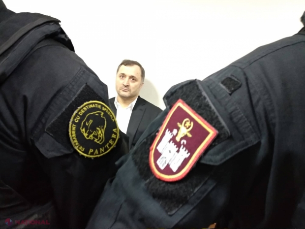 Când va face declarații care „să arunce în aer clasa politică” din R. Moldova: Răspunsul lui Vlad Filat, pe holurile Judecătoriei
