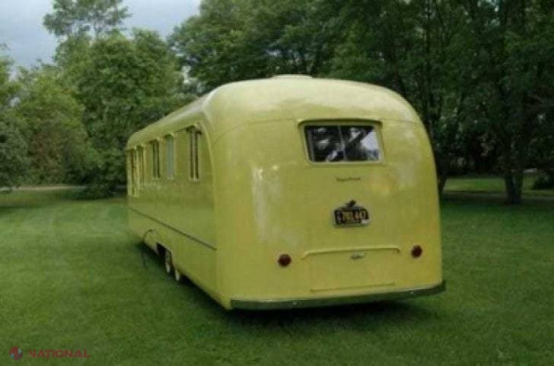 Au găsit într-un camping uitat o rulotă fabricată în anul 1953. Au intrat în ea şi s-au minunat