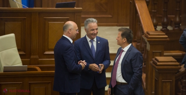 Trei au venit, încă doi pleacă: Schimb de deputați în Parlament