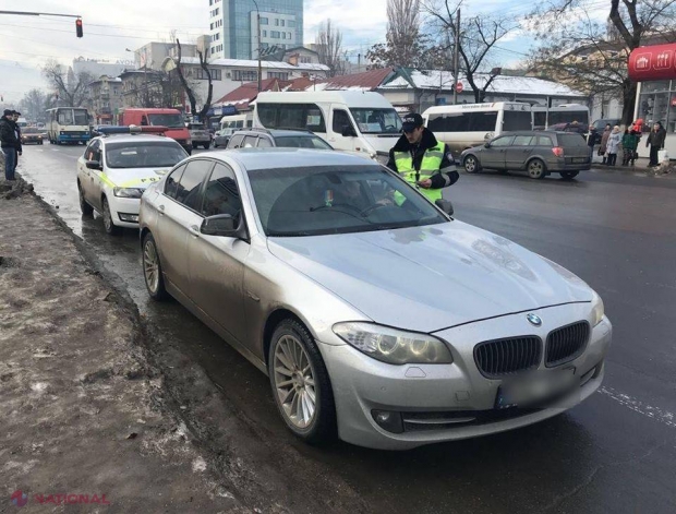 Reglare de conturi în trafic: Un șofer din Chișinău a scos ARMA și amenința un alt conducător auto