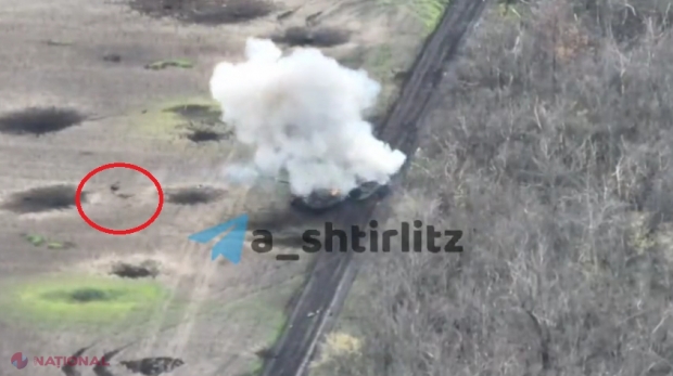 VIDEO +18 // Un tanc rusesc, prins în ambuscadă și lovit în plin de ucraineni în timp ce echipajul încerca să scape. Șoferul, aruncat în aer zeci de metri