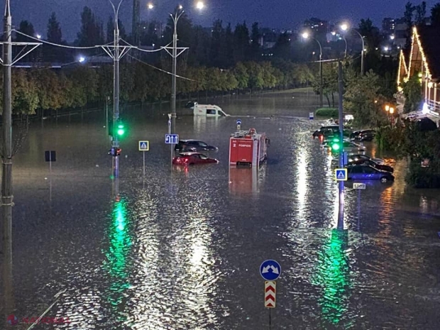 VIDEO, FOTO // Dezastru pe strada Albișoara, pentru renovarea căreia s-au cheltuit acum doi ani peste 120 de MILIOANE de lei. Ploaia din această seară a transformat „smart city” Chișinău într-o mică Veneție. „HAVUZ” în mijlocul străzii Mateevici