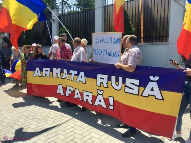 FOTO // PROTEST în fața Ambasadei Rusiei la Chișinău: „Plecați acasă!”