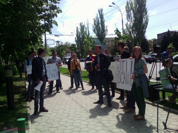 PROTEST la CNA: „Sus Codruța DNA, jos Chetraru CNA”