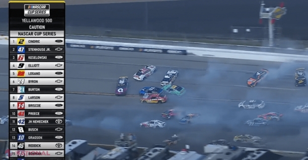 VIDEO // Cel mai mare accident din istoria Nascar: Peste 20 de mașini au fost implicate