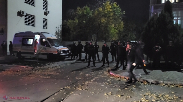 VIDEO // Poliția oferă DETALII despre persoanele REȚINUTE în timpul protestului din centrul capitalei. „Au fost AGRESIVE și au destabilizat situația”. La Inspectoratul de Poliție Centru se află o AMBULANȚĂ