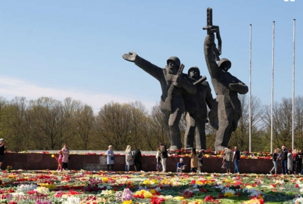 Letonia: La Riga a început demolarea monumentului dedicat victoriei sovietice 