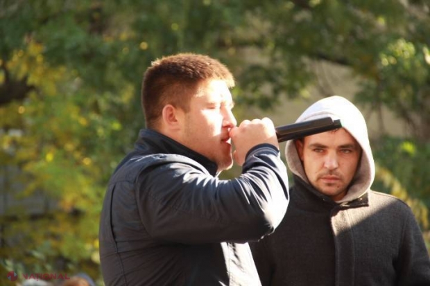 REPORTAJ FOTO // Cine țipa astăzi în fața Curții de Apel