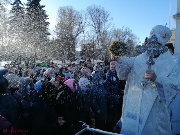 GALERIE FOTO // Zeci de enoriași au mers, de Bobotează pe stil vechi, să ia apă sfințită de la Catedrala din centrul Chișinăului