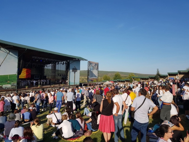 GALERIE FOTO // Nicolae Botgros, alături de Florin Piersic, la Festivalul Cultural al Românilor de Pretutindeni de la „Vatra”: „Muzica populară a făcut deja Unirea. Sunteți acasă, în România”