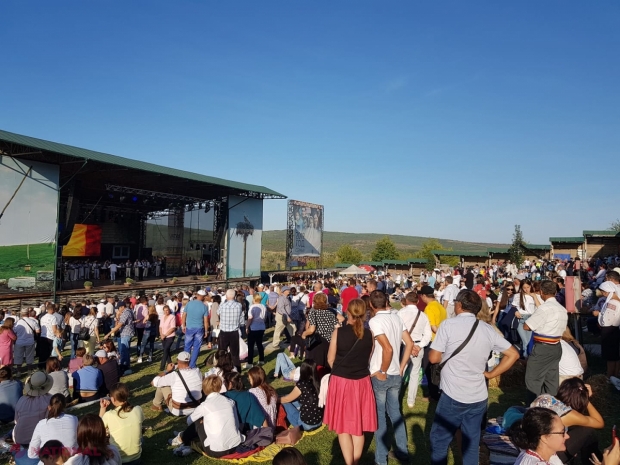 GALERIE FOTO // Nicolae Botgros, alături de Florin Piersic, la Festivalul Cultural al Românilor de Pretutindeni de la „Vatra”: „Muzica populară a făcut deja Unirea. Sunteți acasă, în România” 