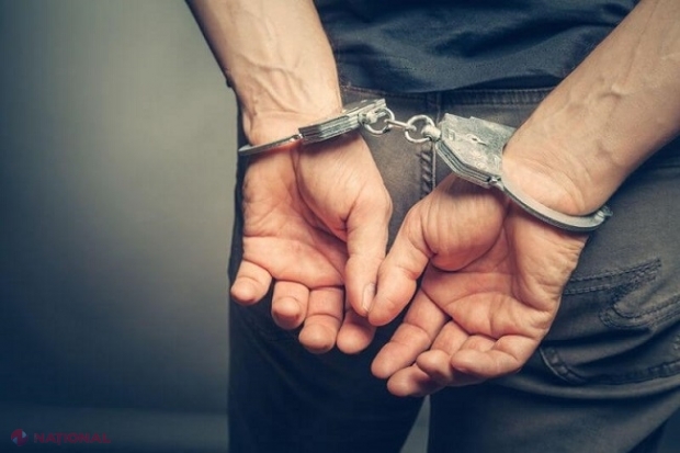 Bărbat acuzat de coruperea unui polițist în Chișinău, condamnat la închisoare