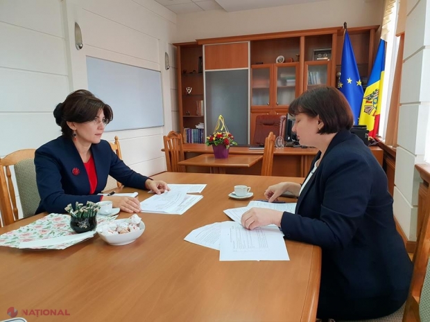 FOTO // Svetlana Cebotari i-a predat CHEILE de la birou succesoarei Silvia Radu. Despre ce au discutat actualul și fostul ministru al Sănătății