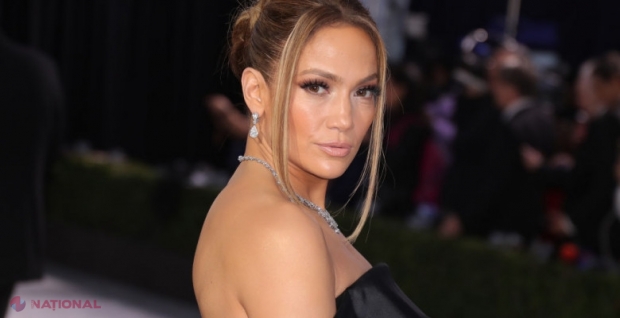 FOTO // Jennifer Lopez, apariție îndrăzneață în halat de baie. Cum s-a fotografiat cântăreața pe canapea