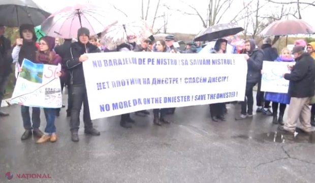 VIDEO // PROTEST la Ambasada Ucrainei de la Chișinău, împotriva construcției a șase hidrocentrale pe râul Nistru care ar putea lăsa FĂRĂ APĂ jumătate din populația R. Moldova