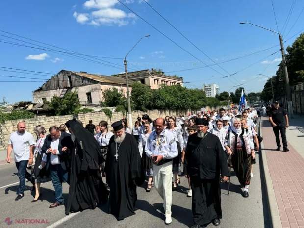 FOTO // Parada INEDITĂ la Bălți. Sute de persoane au promovat portul popular ROMÂNESC pe străzile din capitala de nord a R. Moldova