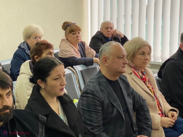 FOTO // Dodon și soția sa Galina, în fața JUDECĂTORILOR, după cea ar fi falsificat un certificat medical. Socialistul afirmă că certificatul, în baza căruia instanța i-a permis să PĂRĂSEASCĂ R. Moldova, nici măcar nu este document