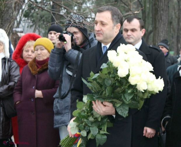 GAFĂ la bustul lui Eminescu // Suceveanu: „Vlad Filat, președintele Partidului Liberal”; Chirtoacă: „Niciodată!”