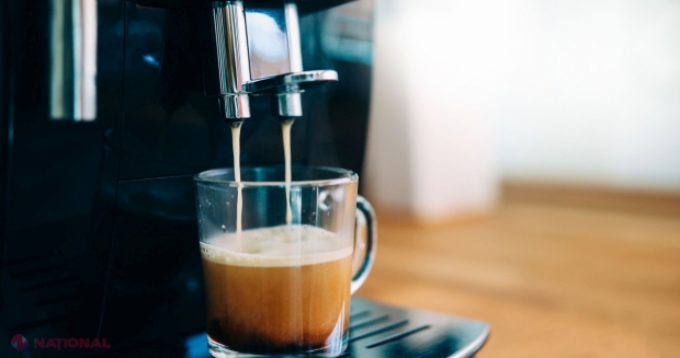 ATENȚIE // Majoritatea aparatelor de cafea sunt PLINE DE BACTERII şi mucegai