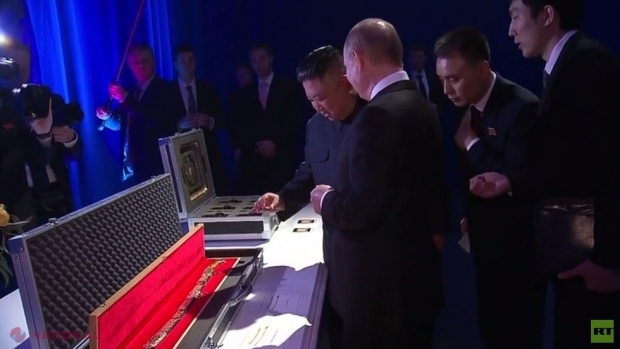 VIDEO // Momentul STRANIU în care Kim Jong-un şi Vladimir Putin descoperă că şi-au făcut acelaşi CADOU. Feţele lor, de pus în ramă!