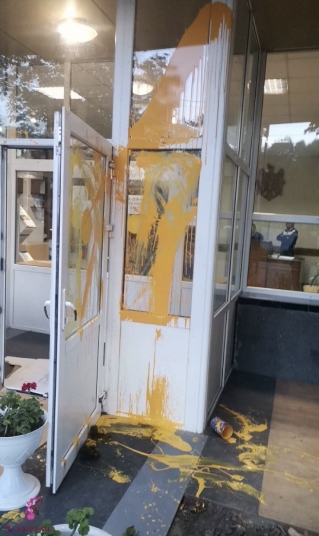 Alte două instituții publice, vandalizate noaptea trecută: Tineri instruiți la Moscova cum să arunce cu vopsea și cum să deturneze proteste