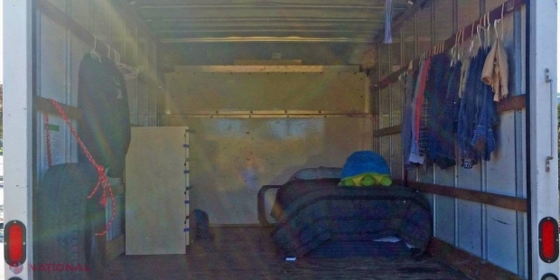 Lucrează la una dintre cele mai mari companii din lume, dar LOCUIEȘTE într-un CAMION