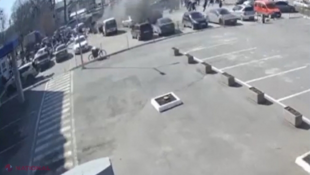 VIDEO // Minciuna rușilor că ar țini doar obiective militare, demontată din nou: Momentul în care o rachetă lovește în mulțimea de oameni care stau la coadă să primească ajutoare în Harkov. Cel puțin șase oameni au murit