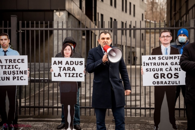 FOTO // Maia Sandu și Igor Grosu, HUIDUIȚI în fața „Moldovagaz”, la o acțiune de protest organizată de Partidul „ȘOR”. Nu au scăpat nici șefii de la „Moldovagaz”, care „se scaldă în salarii grase”