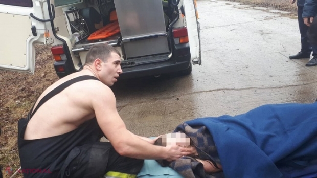 FOTO // O tânără de 18 ani, scoasă înghețată din apă: S-a pornit pe gheața subțire a unui lac din Chișinău și a fost la un pas de înec