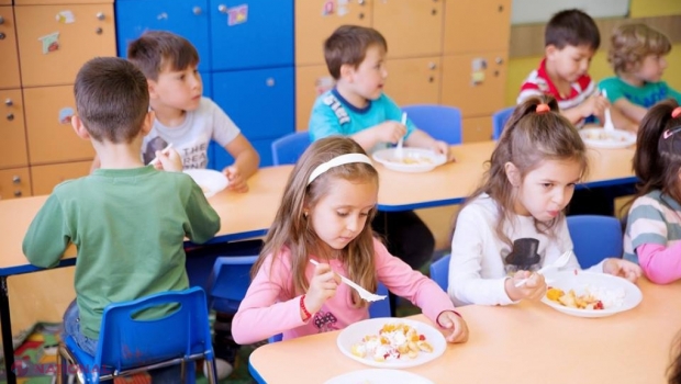 Alimentația din grădinițe și școli ar putea fi organizată conform MODELULUI din Lituania. Cum funcționează acest sistem și ce avantaje are