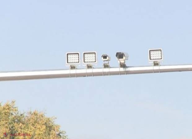VIDEO // Cum a scăpat șoferul unui „Bentley” de pedeapsă, după ce a trecut la culoarea roșie a semaforului: Sistemul de monitorizare video a traficului rutier ar fi prejudiciat bugetul de stat cu 152 de milioane de lei