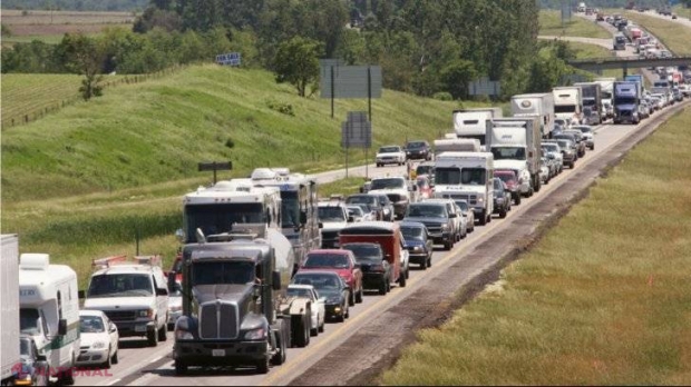 Această femeie a OPRIT traficul! Cel mai surprinzător mod de a purta o fustă