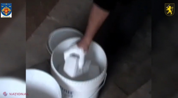 VIDEO // Un reprezentant al grupării „Borman”, metodă INEDITĂ de a transporta drogurile din Spania, dar a fost prins. Peste 100 kg de substanțe interzise, destinate pentru Rusia, camuflate în găleți cu vopsea și cazane pentru încălzire