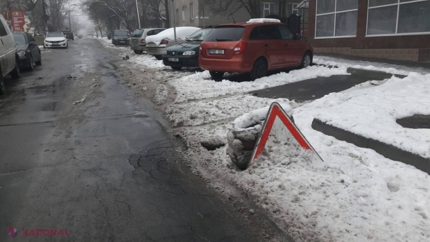 FOTO PERICOL // CRATER în asfalt pe o stradă din sectorul Buiucani: Autoritățile au pus niște roți de cauciuc și NU au mai revenit de câteva săptămâni