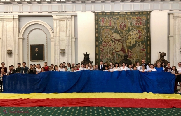 Un grup de copii din R. Moldova a vizitat Parlamentul României
