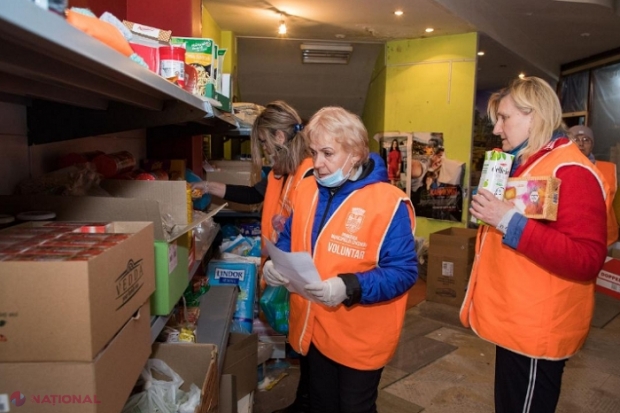 Fiecare refugiat ucrainean din R. Moldova primește lunar câte 2 200 de lei, iar familiile de moldoveni care găzduiesc refugiații - câte o alocație unică de 3 500 de lei. Partenerii internaționali asigură și alimentarea zilnică a acestora