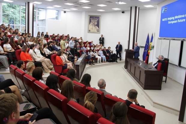 FOTO // Mircea Geoană, conferință publică în fața studenților de la USM: „Drumul spre aderare nu va fi ușor, dar R. Moldova nu trebuie să rateze această șansă. În UE este locul fiecăruia dintre voi”