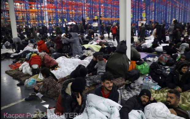 VIDEO // Migranții din Belarus, mutați într-un centru logistic