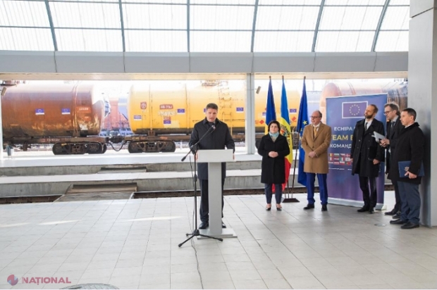 VIDEO // Prima garnitură de tren cu PĂCURĂ gratuită din România a ajuns la Chișinău. Ambasadorul Daniel Ioniță: „Păcura are ca destinație termocentralele din R. Moldova și va asigura energie electrică - 5 000 de tone, adică 3,5 milioane de euro”