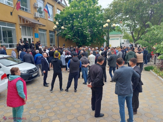UPDATE // Zeci de persoane se adună în centrul Comratului. Spirite ÎNCINSE la maximum în Găgăuzia, după ce angajații CNA au descins la autoritatea electorală din Comrat. Aleșii locali din Găgăuzia anunța luarea „unei decizii speciale”