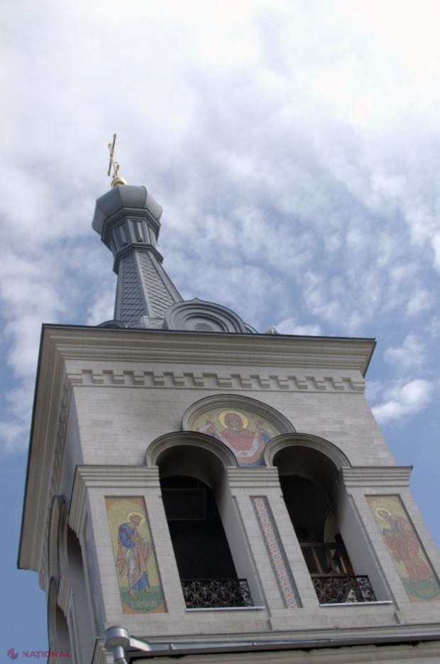 Parohul Bisericii „Sfântul Dumitru” se plânge că administrația unui post de televiziune nu recunoaște că din cauza echipamentelor tv a fost provocat INCENDIUL de acum patru ani