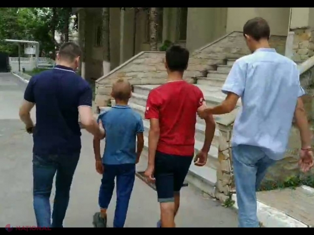 VIDEO // Doi copii din Cahul atacau minori pe străzile Chișinăului și le luau telefoanele mobile