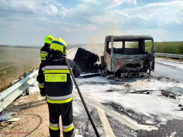 Un camion a luat foc din mers, pe traseul spre Comrat